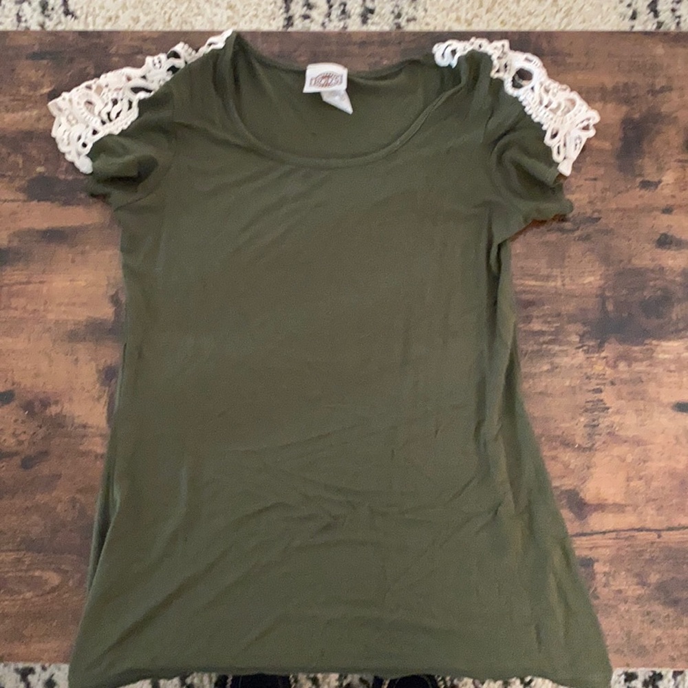 Lace sleeve short sleeve top